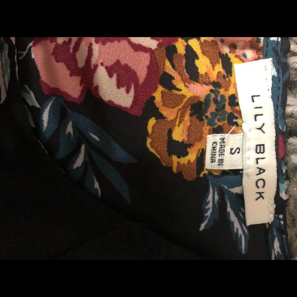 NWT $59 Lily Black Floral Tie Bell Sleeve SM / Med - Picture 5 of 7